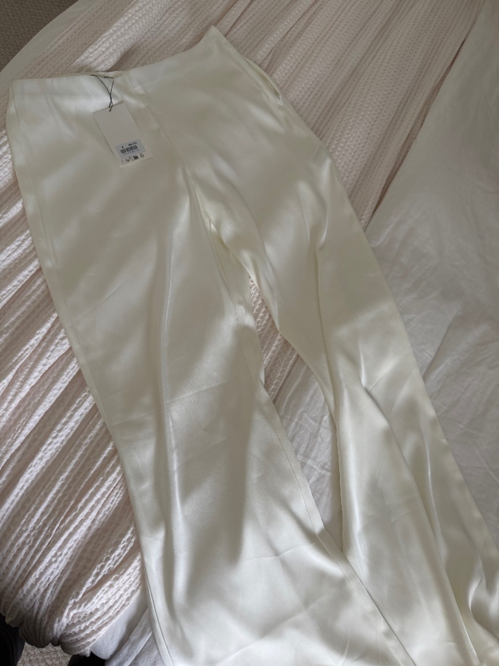 Brand new Zara satin effect pants in a beautiful soft cream shade 🤍